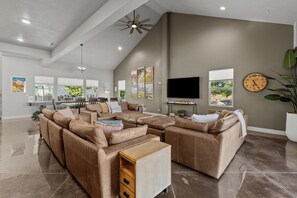 Smart TV - Private Pool, Spa & Firepit near Zion - 5 Bed 6 Bath Ensuite (Hurricane)