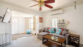 House, 3 Bedrooms, Balcony | Living room