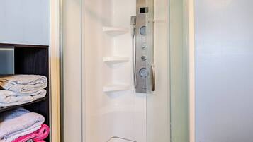 House, 3 Bedrooms, Balcony | Bathroom