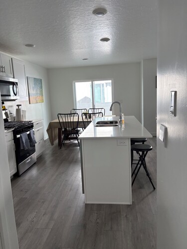 Beautiful 5-bedroom townhome