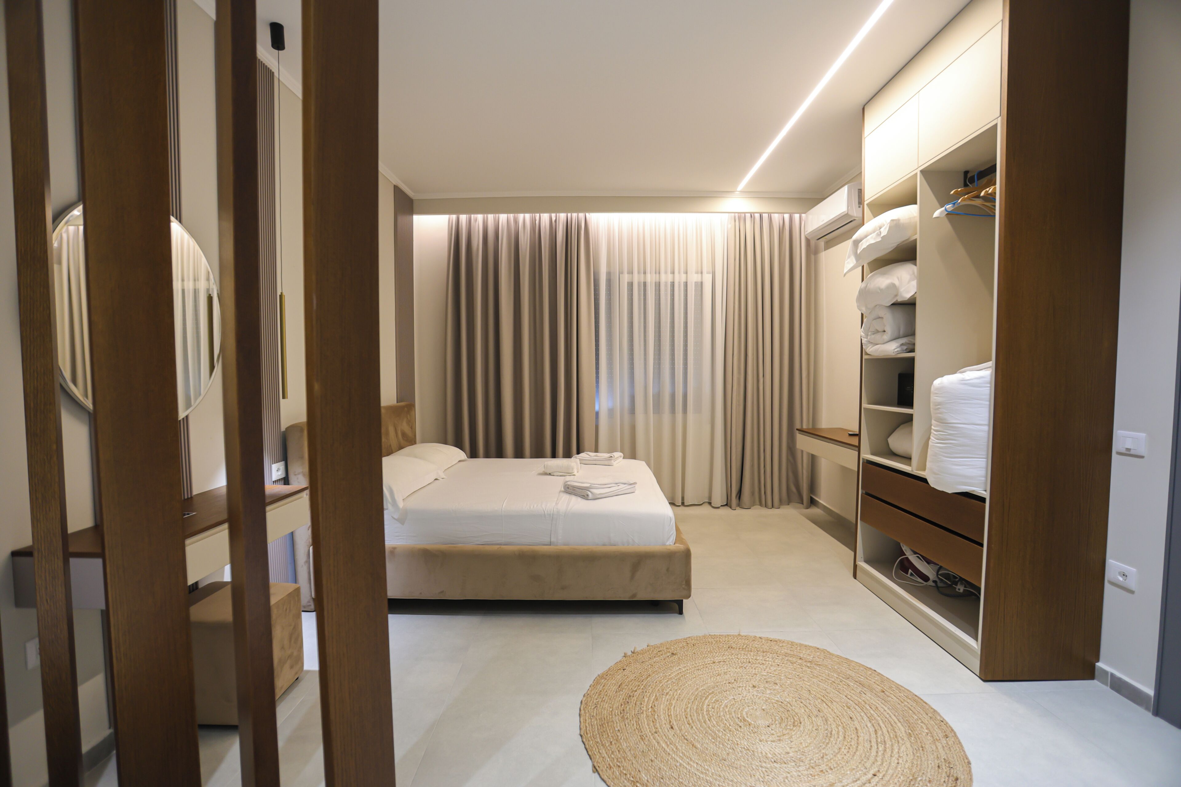 Deluxe-Apartment, Terrasse, Blick auf den Innenhof | Zimmersafe, Verdunkelungsvorhänge, schallisolierte Zimmer