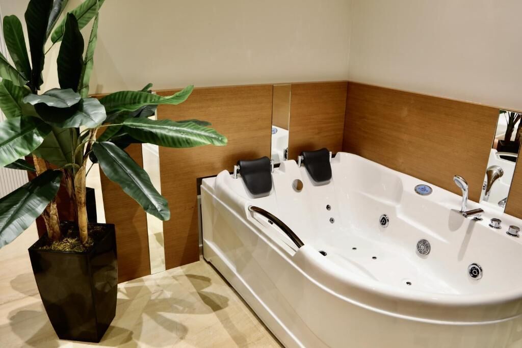 Signature Suite | Bathroom | Shower, free toiletries, hair dryer, slippers