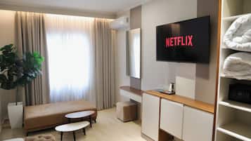 Caja de seguridad en la habitación, cortinas blackout y insonorización