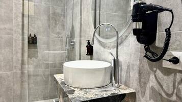 Deluxe-Suite | Badezimmer | Dusche, kostenlose Toilettenartikel, Haartrockner, Hausschuhe