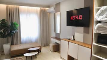 Deluxe Room, Balcony | Living area