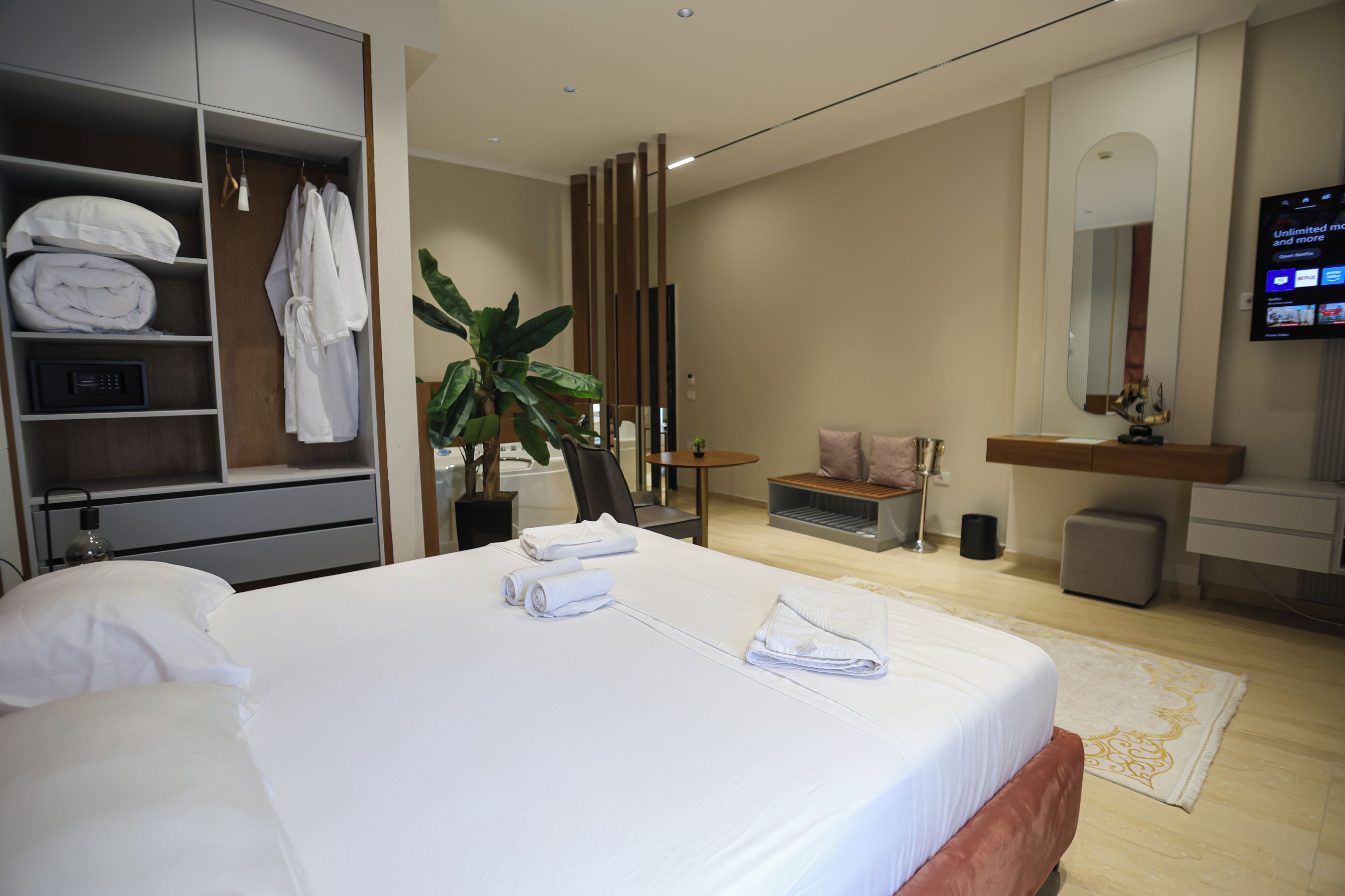 Signature-Suite | Zimmersafe, Verdunkelungsvorhänge, schallisolierte Zimmer