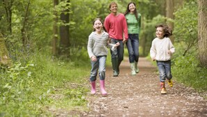 A family walking on a dirt path in a forested area. - Best Western Argyll Hotel (Dunoon)