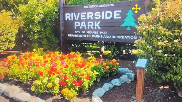 Señal de Riverside Park, indicando que es un hito histórico y parte de Grants Pass.