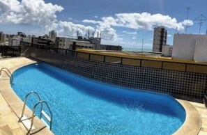 A rooftop swimming pool with a clear view of the city skyline. - Fully furnished apartment 2 blocks from Ponta Verde beach. (Maceió)