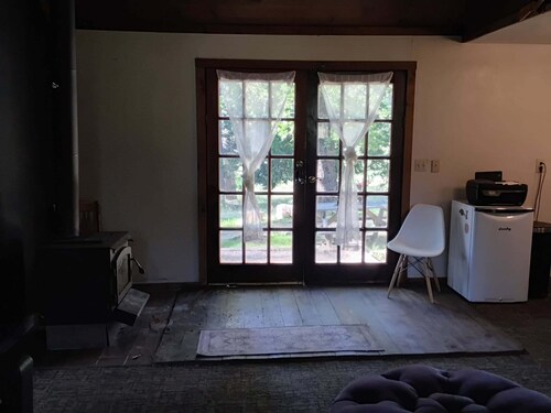Charming 1-bedroom cabin in tranquil Miramonte perfect for getaway