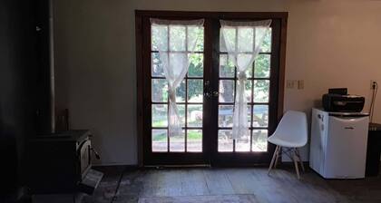 Charming 1-bedroom cabin in tranquil Miramonte perfect for getaway
