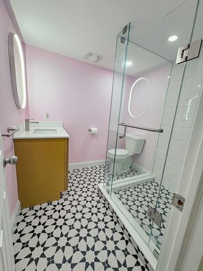 Een douche, een haardroger, handdoeken, zeep