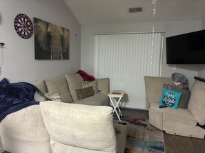 Living area - Carowinds or Uptown 1-bedroom apartment with AC in amazing Charlotte (Charlotte)
