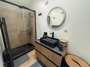 Shower - Vrbo Property (AMBONNAY)