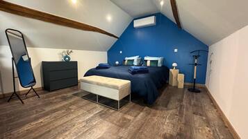 Travel crib, free WiFi, bed sheets