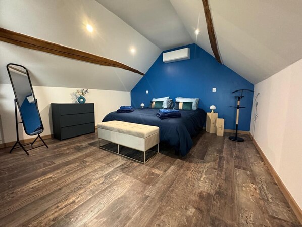 Travel cot, free WiFi, bed sheets - Vrbo Property (AMBONNAY)