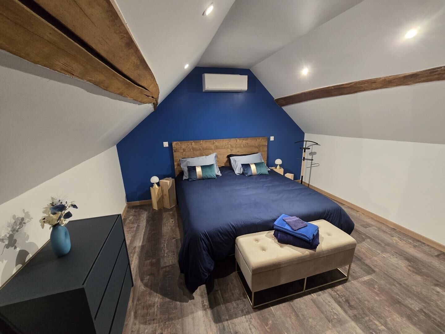 Travel crib, free WiFi, bed sheets