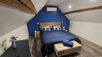 Travel crib, free WiFi, bed sheets