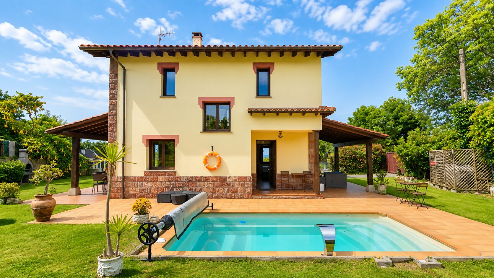 Property building,Facade/entrance,BBQ facilities,Garden,Balcony/Terrace,Garden view,Pool view,Swimming pool