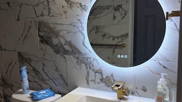 Haartrockner, Handtücher, Seife, Toilettenpapier