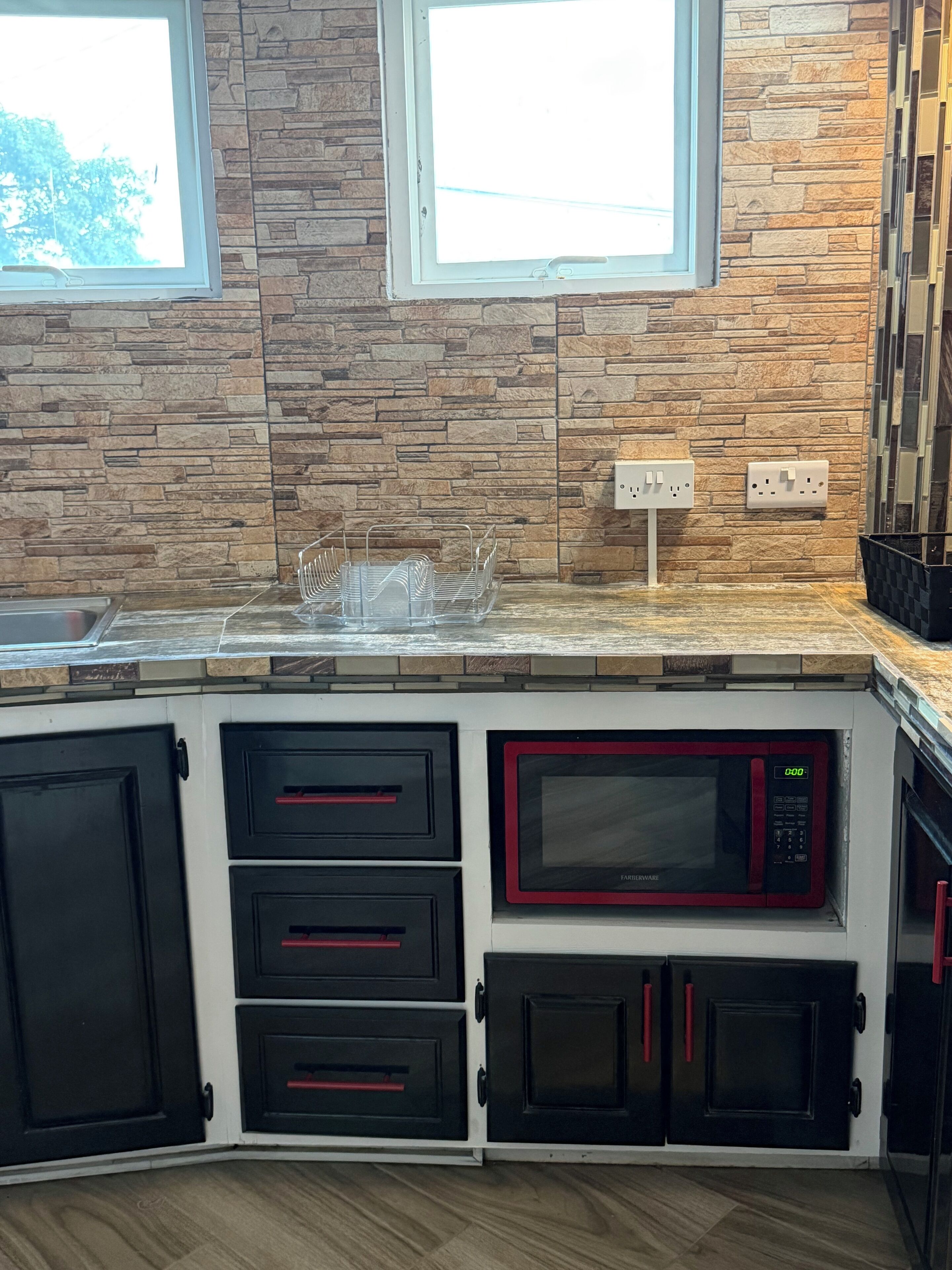 Réfrigérateur, micro-ondes, plaque de cuisson, bouilloire électrique