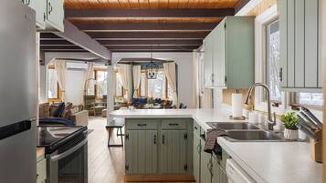 Fridge, microwave, stovetop, dishwasher