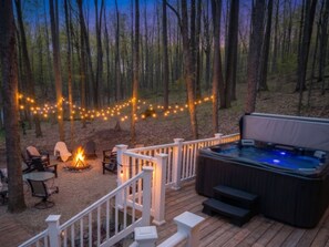 A deck with outdoor seating, a fire pit, and a hot tub. - Retro Treehaus: 3 Kings, Bunks & Treetop Hot Tub (Bellaire)