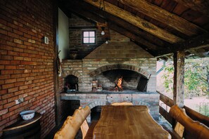 Outdoor dining - Charming home with terrace and BBQ in peaceful Slavonian countryside. (Bartolovci)