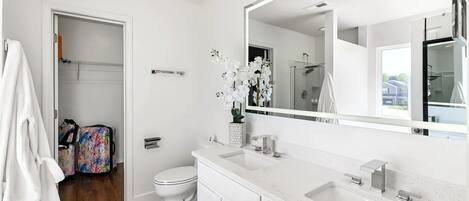 Secadora de cabello, toallas, jabón, papel de baño