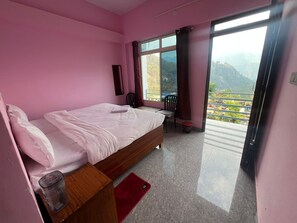Zimmer, Balkon, Hügelblick