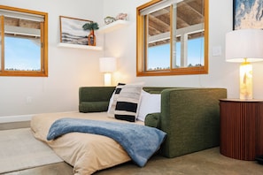 Travel cot, free WiFi, bed sheets - Northern Escape - Hot Tub, Sauna, Cold Plunge (Lake Ann)
