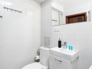 Shower, hair dryer, towels - Łódź Widzew Homely Apartment (Łódź)