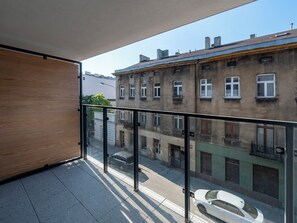 Ein Balkon mit Blick auf eine Straße und Häuser.