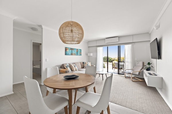 Dining and Lounge