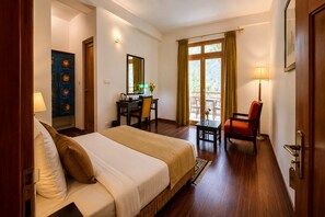Phòng Premium, ban công, quang cảnh sông | Bộ trải giường bằng vải cotton Ai Cập, bộ đồ giường cao cấp, minibar 