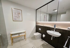 Een douche, een haardroger, handdoeken, zeep