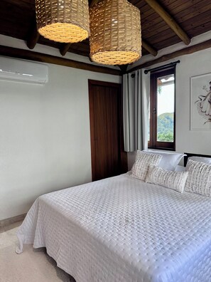 Tabla de planchar con plancha, wifi y ropa de cama 