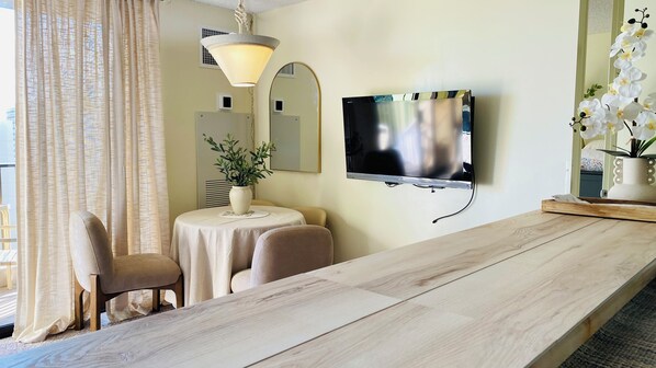 Interior - Cozy Ocean&Mountain view hotel suite with free-parking in fantastic Honolulu (Honolulu)