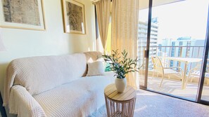 Living area - Cozy Ocean&Mountain view hotel suite with free-parking in fantastic Honolulu (Honolulu)
