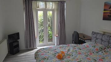 6 bedrooms, iron/ironing board, WiFi, bed sheets