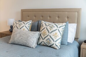 Iron/ironing board, Internet, bed sheets