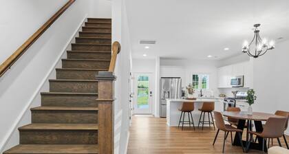 The BurgNest - 2-bedroom townhome in Blacksburg, minutes from Virginia Tech.