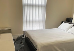 6 bedrooms, iron/ironing board, WiFi, bed sheets - 3 Bedrooms - 6 Bath- Sleeps 6 - Free Parking (Bolton)