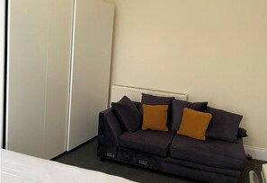 Interior - 3 Bedrooms - 6 Bath- Sleeps 6 - Free Parking (Bolton)