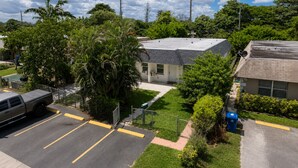 A residential building with a flat roof, surrounded by lush greenery and a clear sky. -  Cozy coastal stay in Fort Lauderdale near las olas,Wilton manors,airport,Port (Fort Lauderdale)