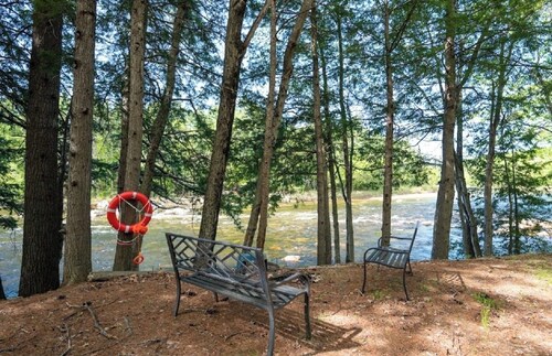 Wake up on the Saco River 2-Bedroom house private Saco access