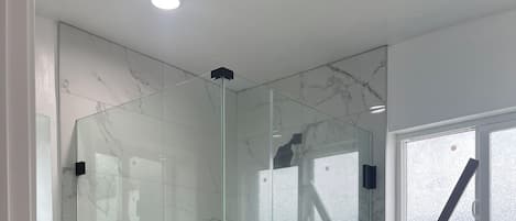 Regadera, toallas, jabón, papel de baño