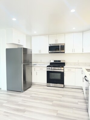 Private kitchen - Cozy 2-bedroom house in tranquil Los Angeles with AC (Los Angeles)