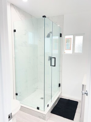 Bathroom - Cozy 2-bedroom house in tranquil Los Angeles with AC (Los Angeles)