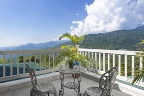 Outdoor dining - Brij Anayra (Dharamshala)